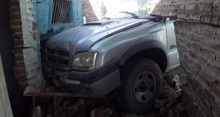 Villa Angela: IMPRESIONANTE IMPACTO DE CAMIONETA CONTRA UNA CASA