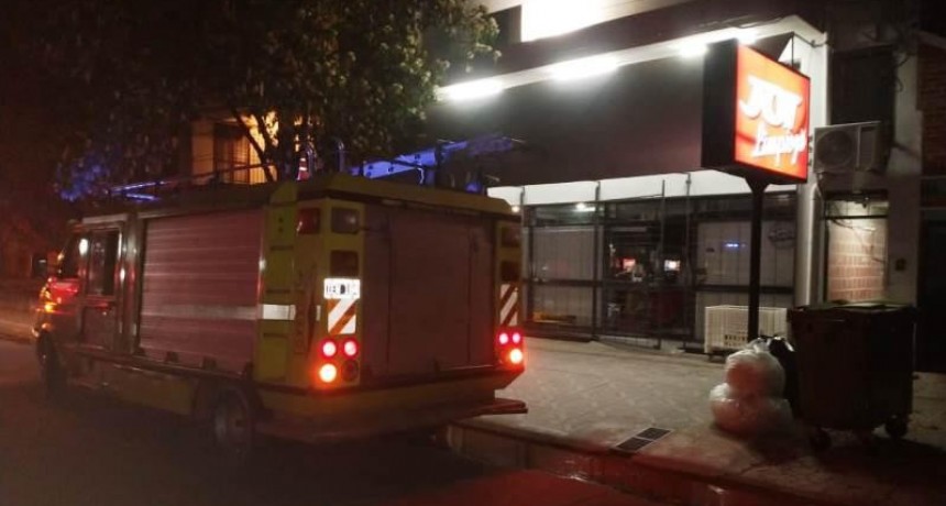 Resistencia: Una reacci&oacute;n qu&iacute;mica provoc&oacute; un incendio en un local de limpieza
