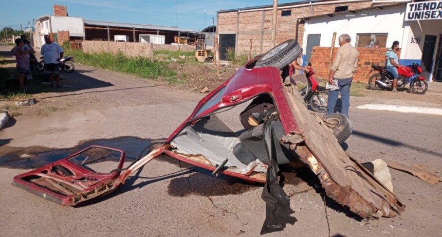 Resistencia: Perdi&oacute; el control de su auto y termin&oacute; chocando contra el alumbrado p&uacute;blico