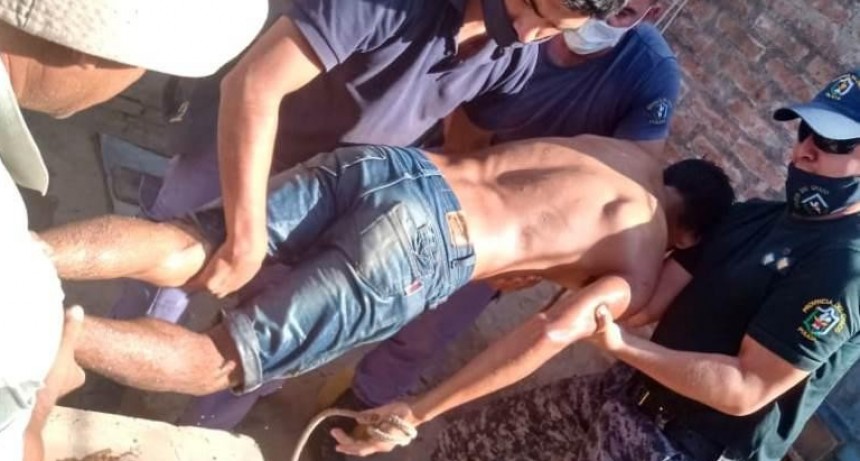 Charata: Un joven se arroj&oacute; a un aljibe y debieron rescatarlo
