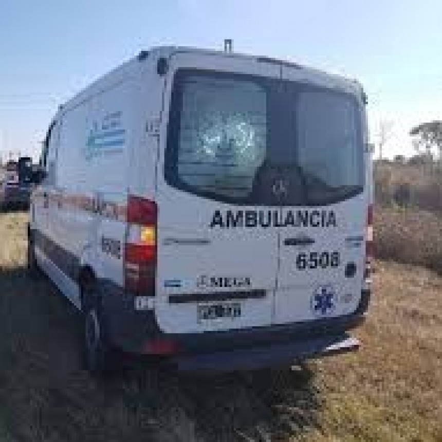 Mes&oacute;n de Fierro: TRAS UN ACCIDENTE DE TR&Aacute;NSITO ENTRE UNA MOTO Y UN ANIMAL VACUNO UN HOMBRE ES TRASLADADO AL HOSPITAL 4 DE JUNIO