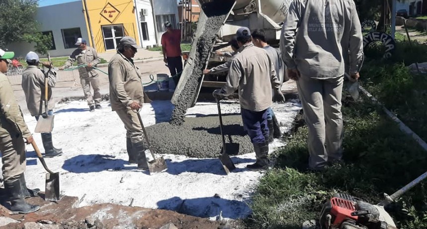 Villa &Aacute;ngela: EL MUNICIPIO REPARA EL BACHE UBICADO EN LA INTERSECCI&Oacute;N S&Aacute;ENZ PE&Ntilde;A Y C&Oacute;RDOBA