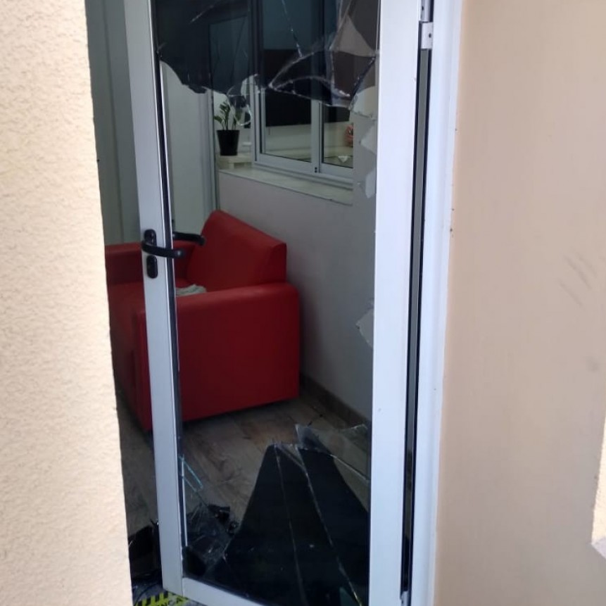 Villa &Aacute;ngela: LLEG&Oacute; A SU COMERCIO Y LA PUERTA DE ACCESO SE ENCONTRABA COMPLETAMENTE ROTA