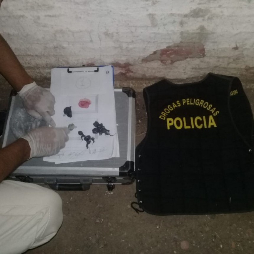 San Bernardo: EL PERSONAL POLICIAL SECUESTRA MARIHUANA QUE ARROJ&Oacute; UN SUJETO EN MOTO PARA LUEGO DARSE A LA FUGA