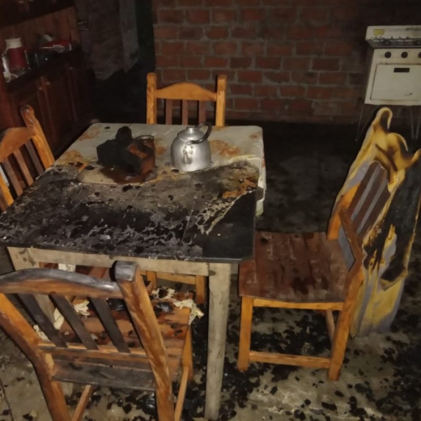 Villa Berthet: UN CASA SE INCENDIA LUEGO DE UNA EXPLOSI&Oacute;N EN EL BARRIO JUAN DIEGO, A&Uacute;N NO SE PUEDE ESTABLECER QUE INICI&Oacute; EL FUEGO