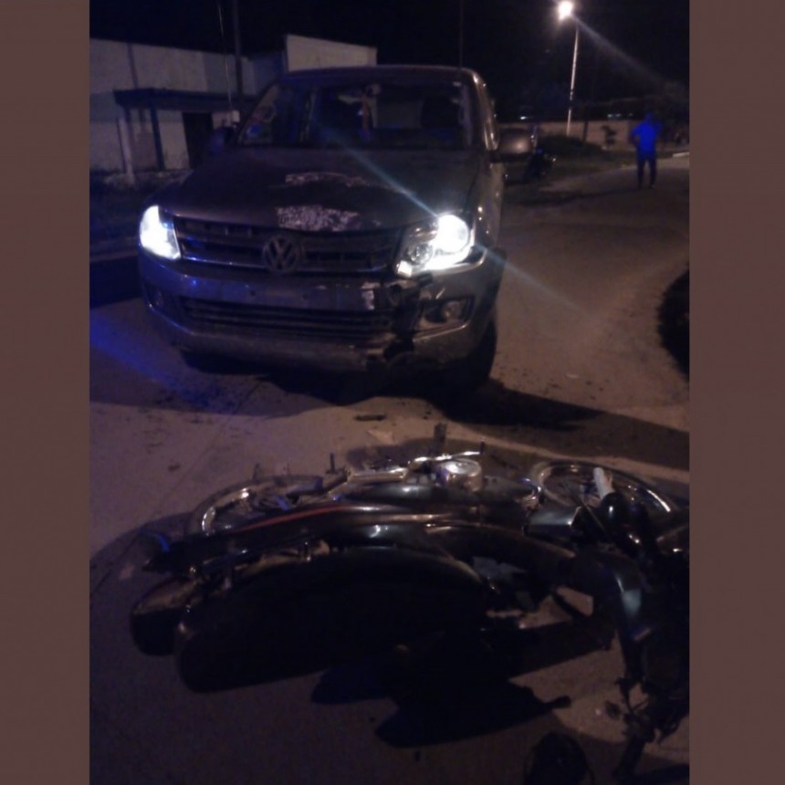 Villa Berthet: ACCIDENTE ENTRE UNA CAMIONETA Y UNA MOTO DEJA UN LESIONADO QUE DEBI&Oacute; SER DERIVADO AL HOSPITAL 4 DE JUNIO