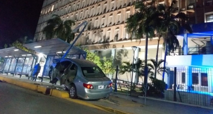Grupo de j&oacute;venes iba alcoholizado y se incrust&oacute; con el auto en una parada de colectivos