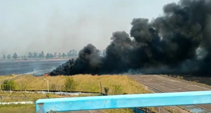 INCENDIO DE PASTIZALES EN EL AUT&Oacute;DROMO, EN LA MIRA POR LAS PERTURBACIONES EN EL SISTEMA EL&Eacute;CTRICO DEL NEA