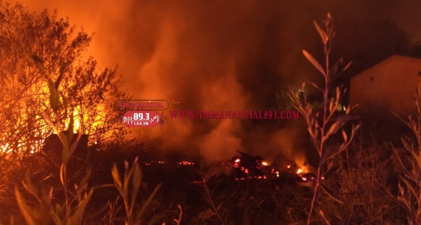 Villa &Aacute;ngela: LA DIVISI&Oacute;N DE BOMBEROS DE POLIC&Iacute;A INTERVINO EN EL INCENDIO DE UN TERRENO BALD&Iacute;O