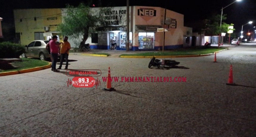 Coronel Du Graty: SINIESTRO VIAL ENTRE UN AUTO Y UNA MOTO DEJA A UN HOMBRE CON LESIONES LEVES
