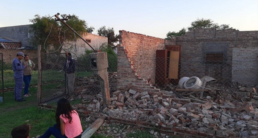 Santa Sylvina: CAY&Oacute; 3 MIL&Iacute;METROS Y EL VIENTO PROVOC&Oacute; EL DERRUMBE DE UNA VIVIENDA, CA&Iacute;DA DE POSTES Y &Aacute;RBOLES 