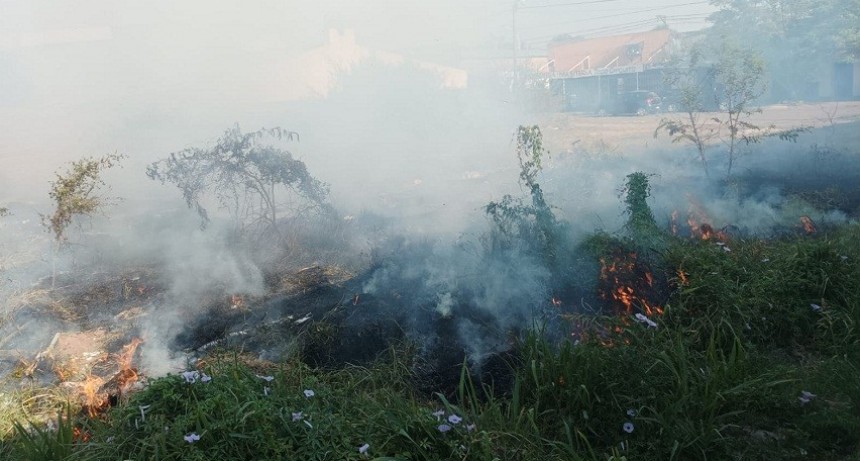 Villa &Aacute;ngela: BOMBEROS SOFOCARON UN NUEVO INCENDIO DE PASTIZALES Y BASURA  EN UN TERRENO BALD&Iacute;O