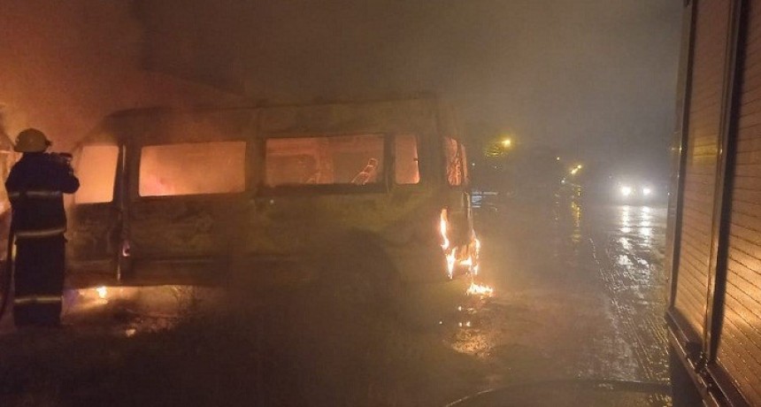 Villa &Aacute;ngela: EN PLENO CENTRO | SE INCENDI&Oacute; TOTALMENTE UNA TRAFIC ESTACIONADA EN EL GARAJE DE UNA VIVIENDA 