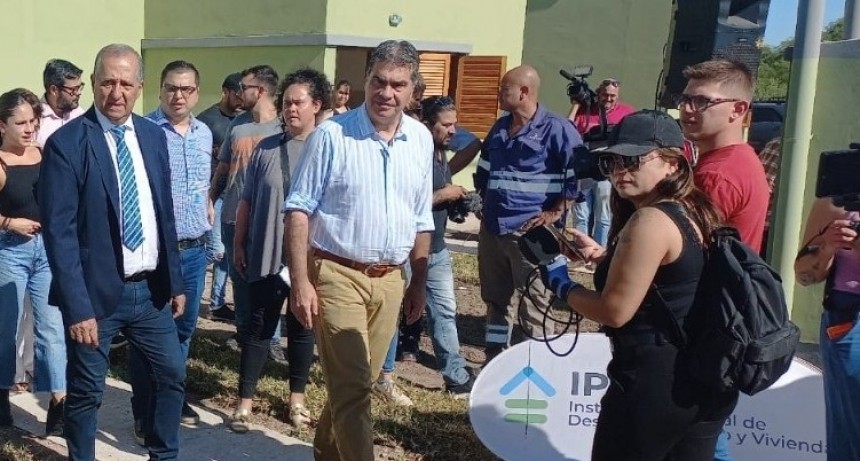 Villa &Aacute;ngela: EL INTENDENTE PAPP ACOMPA&Ntilde;&Oacute; AL GOBERNADOR CAPITANICH EN LA ENTREGA DE 25 VIVIENDAS