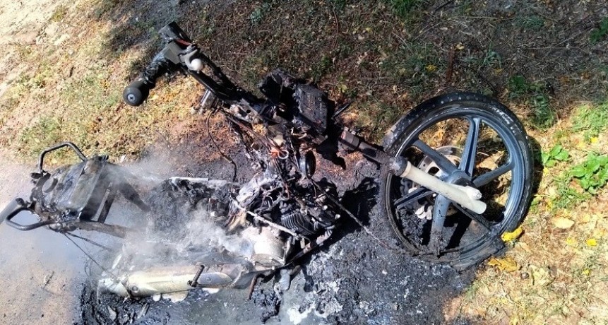 Villa &Aacute;ngela: EN PLENA V&Iacute;A PUBLICA SE INCENDI&Oacute; UNA MOTOCICLETA 
