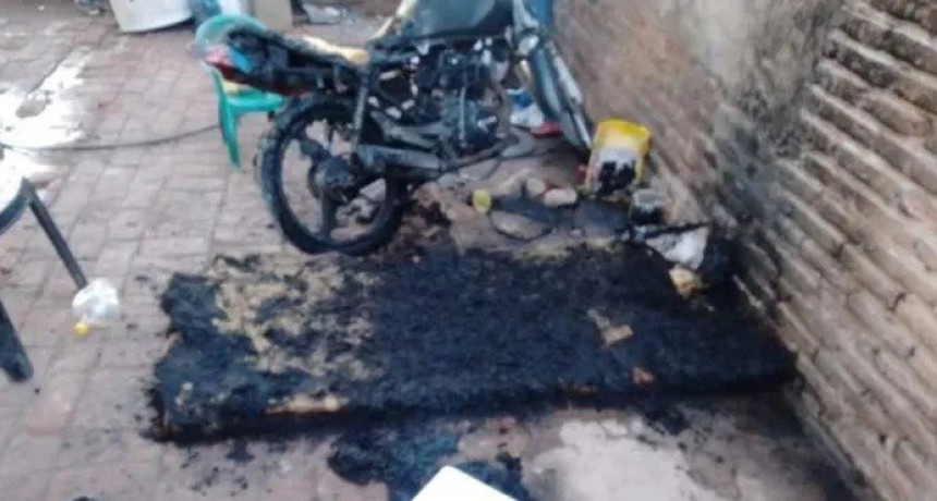 ROCI&Oacute; CON COMBUSTIBLE A SUS VECINOS, SU VIVIENDA Y PRENDI&Oacute; FUEGO: UN BEBE DE TRES MESES FALLECI&Oacute;