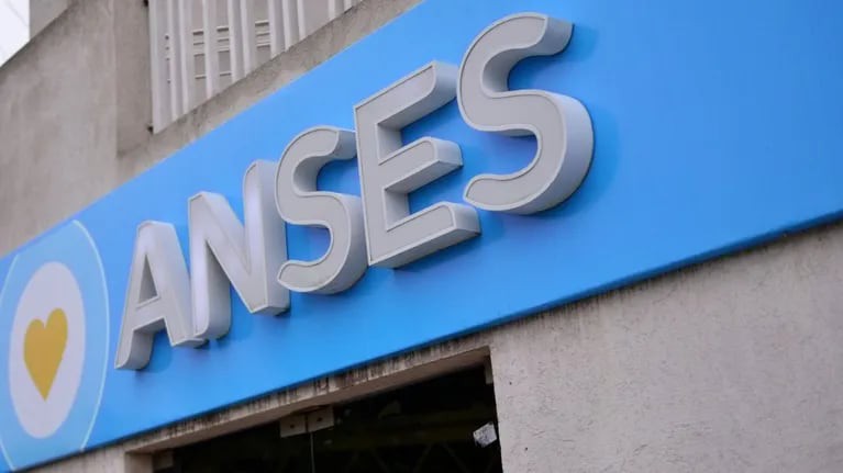 Mediante una resoluci&oacute;n, el Gobierno suspendi&oacute; los cr&eacute;ditos Anses por la "emergencia p&uacute;blica"