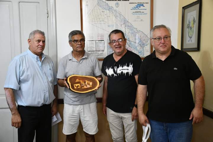 CON UN PRESENTE FUE RECIBIDO EN EL MUNICIPIO ORLANDO "EL NEGRO" SALINAS, UNA GLORIA DEL B&Aacute;SQUET VILLANGELENSE