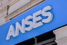Denuncian m&aacute;s de 300 despidos de personal de planta permanente en la Anses