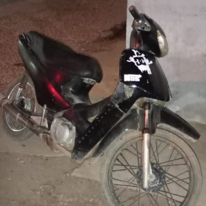Villa &Aacute;ngela: TRAS EL R&Aacute;PIDO ACCIONAR POLICIAL, RECUPERAN UNA MOTOCICLETA SUSTRA&Iacute;DA A PUNTA DE CUCHILLO EN EL BARRIO &ldquo;SARGENTO CABRAL&rdquo; 