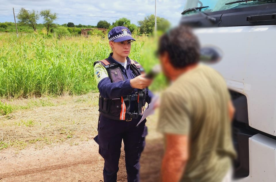 Coronel Du Graty: CAMIONERO ALCOHOLIZADO FUE INTERCEPTADO POR POLIC&Iacute;A CAMINERA