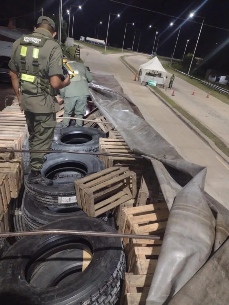 CHACO: Demoraron a dos hombres que viajaban con 50 cubiertas ilegales en un cami&oacute;n