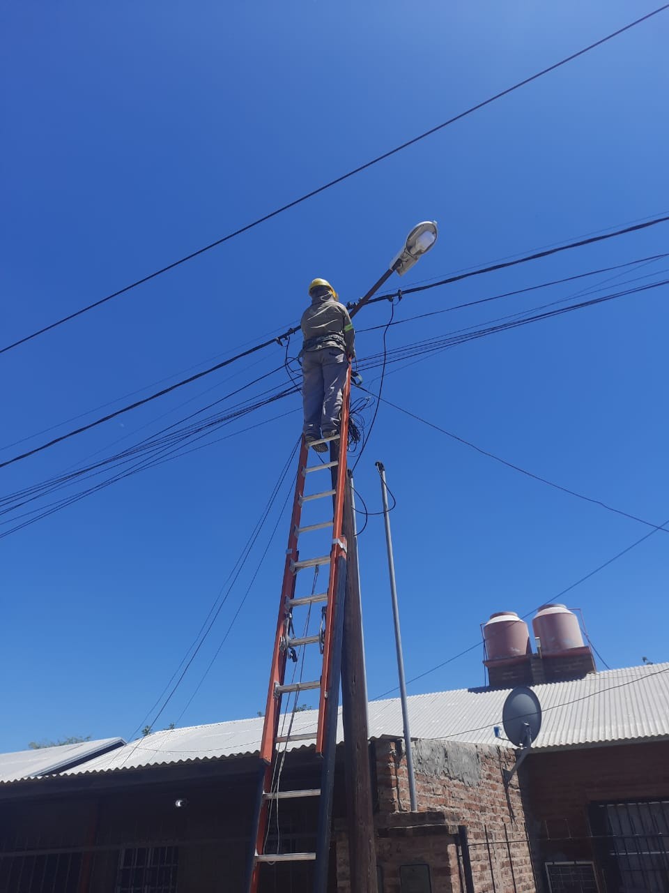 Villa Ángela: EL MUNICIPIO BRINDA RESPUESTAS A LOS VECINOS EN LA MEJORA DEL ALUMBRADO PÚBLICO