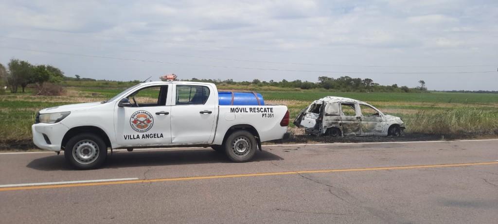 La Clotilde: SE INCENDIÓ TOTALMENTE UNA CAMIONETA PEUGEOT PARNER 