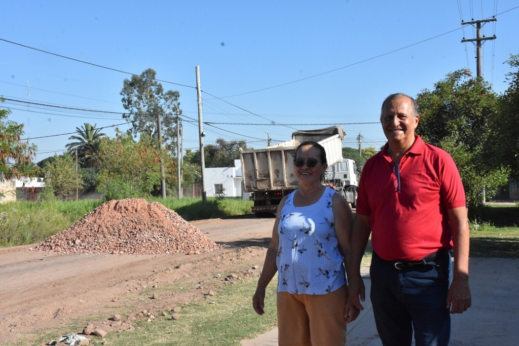 Villa Ángela: EL INTENDENTE ADALBERTO PAPP SUPERVISA LA COLOCACIÓN DE RIPIO EN CALLE JORGE GUEVARA