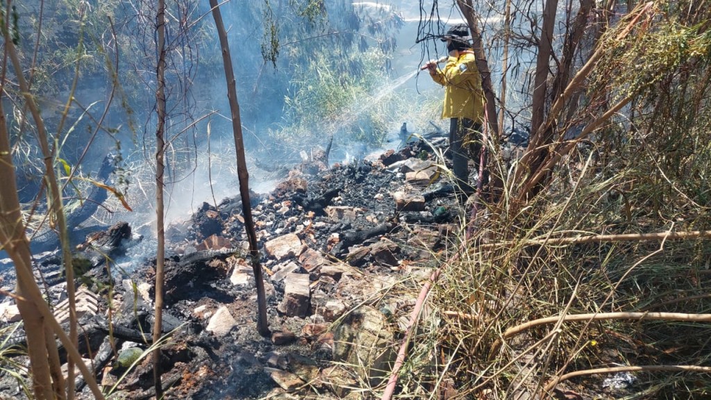 Villa Ángela: APAGAN UN INCENDIO DE RESIDUOS SÓLIDOS URBANO Y VEGETACIÓN EN UN BALDÍO