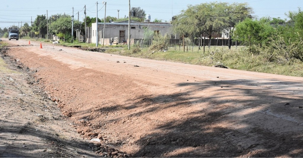 Villa Ángela: EL MUNICIPIO AVANZA EN LOS TRABAJOS DE RELLENO Y ALCANTARILLADOS EN CALLE MENDOZA