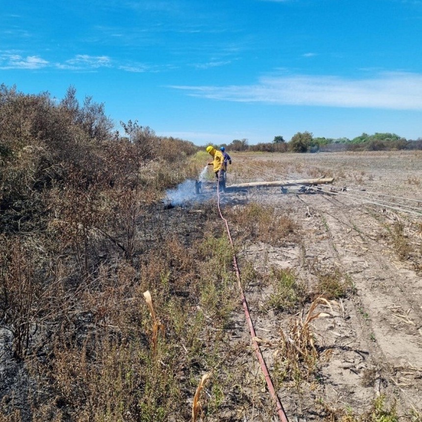 Villa &Aacute;ngela, Lote 42: BOMBEROS EXTINGUI&Oacute; UN INCENDIO DE PASTISALES  SOBRE RUTA N&ordm;95 DONDE SE QUEMAN POSTES DEL TENDIDO EL&Eacute;CTRICO