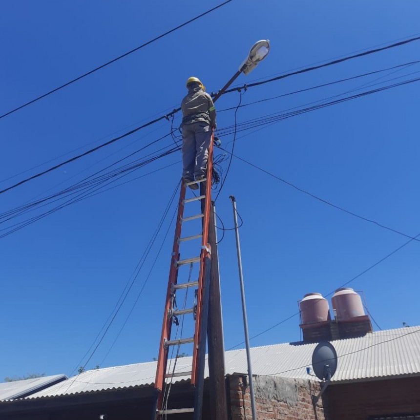 Villa &Aacute;ngela: EL MUNICIPIO BRINDA RESPUESTAS A LOS VECINOS EN LA MEJORA DEL ALUMBRADO P&Uacute;BLICO