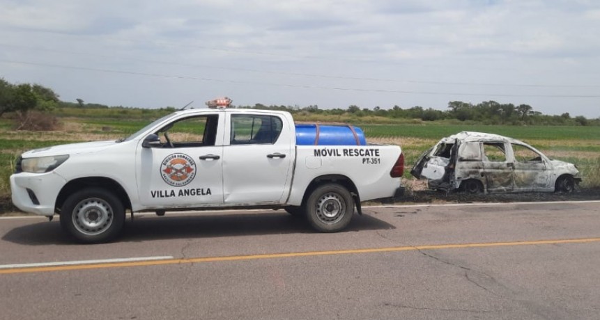 La Clotilde: SE INCENDI&Oacute; TOTALMENTE UNA CAMIONETA PEUGEOT PARNER 