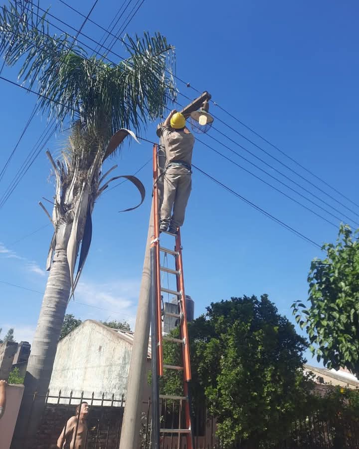 Villa &Aacute;ngela: ALUMBRADO P&Uacute;BLICO REALIZA TRABAJOS EN DISTINTOS SECTORES DE LA CIUDAD