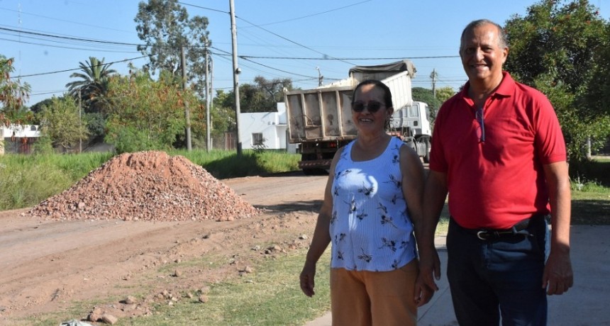 Villa &Aacute;ngela: EL INTENDENTE ADALBERTO PAPP SUPERVISA LA COLOCACI&Oacute;N DE RIPIO EN CALLE JORGE GUEVARA