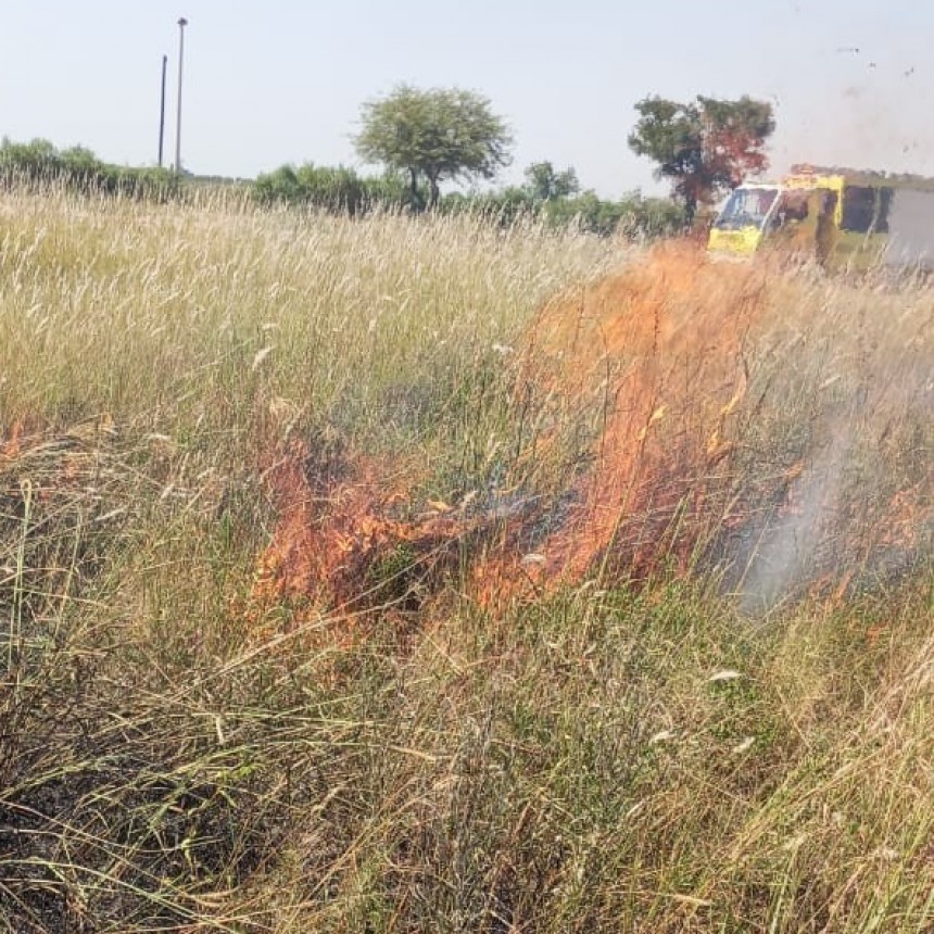 Villa &Aacute;ngela: NUEVAMENTE BOMBEROS SOFOCO UN PRINCIPIO DE INCENDIO DE PASTIZALES