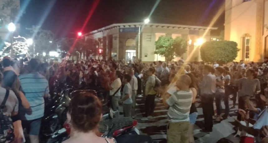 Villa &Aacute;ngela: CONVOCAN A UNA REUNI&Oacute;N Y FIRMA DE PETITORIO EN LA PLAZA CENTRAL EN RECLAMO DE LAS TARIFAS DE SECHEEP