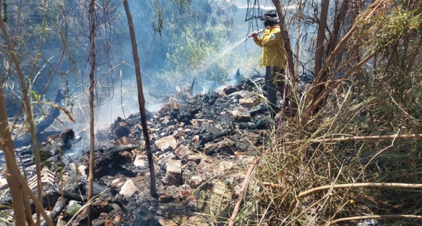 Villa &Aacute;ngela: APAGAN UN INCENDIO DE RESIDUOS S&Oacute;LIDOS URBANO Y VEGETACI&Oacute;N EN UN BALD&Iacute;O
