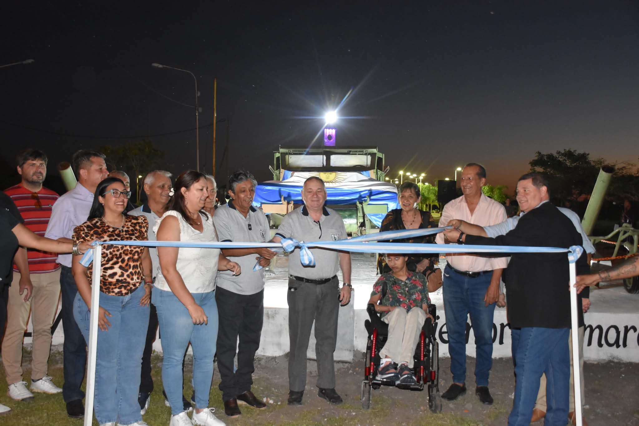 PAPP INAUGURÓ Y DESCUBRIÓ PLACAS DE ARMAMENTO BÉLICO DONADO POR EL EJÉRCITO EN EL ACCESO NORTE DE VILLA ÁNGELA