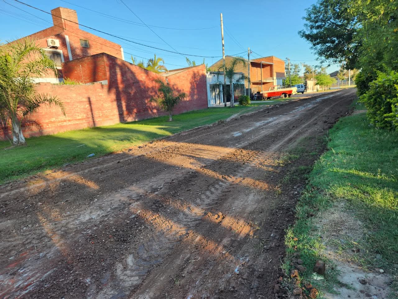 Villa Ángela: SERVICIOS PÚBLICOS AVANZA EN LOS TRABAJOS DE PERFILADO DE CALLES, CUNETEOS Y RECOLECCIÓN DE RAMAS