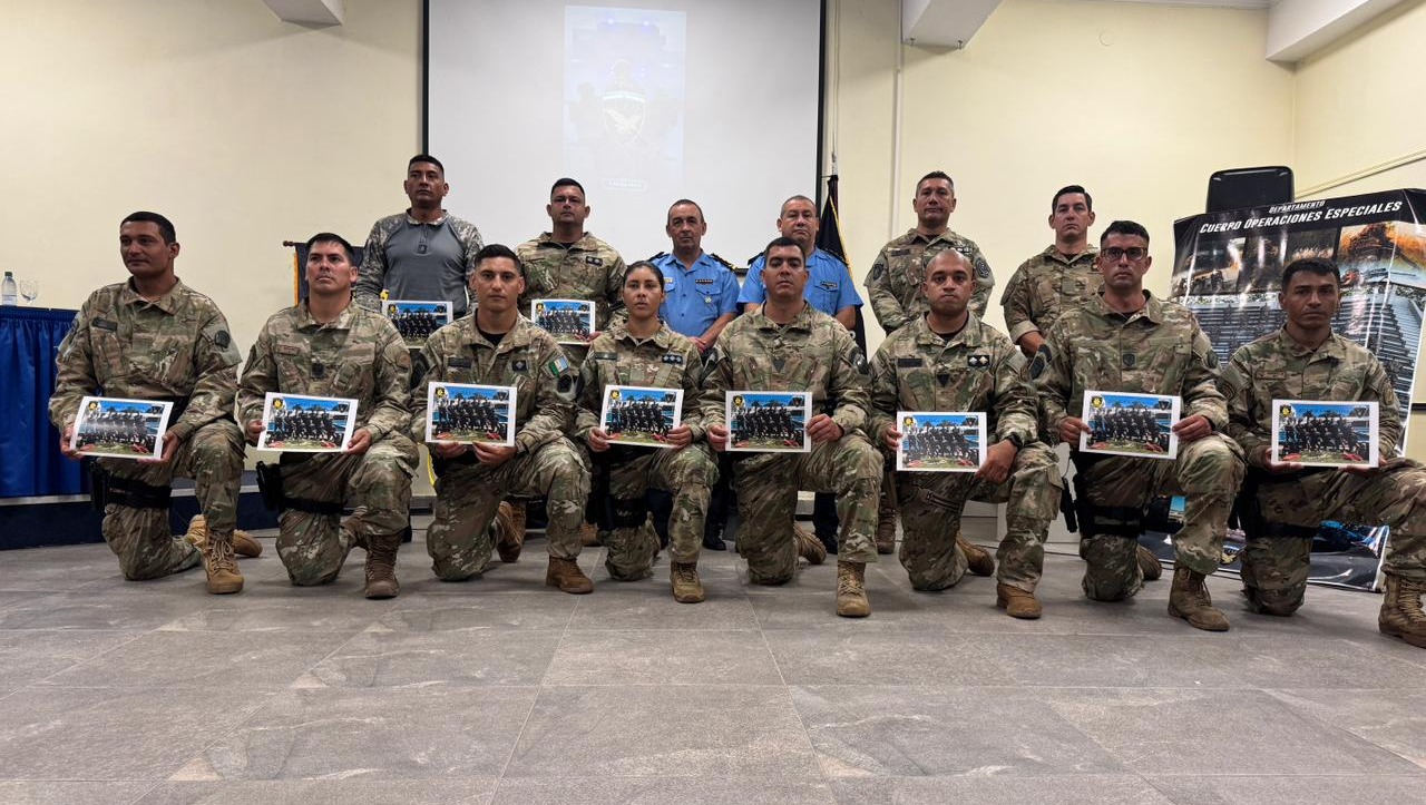 CHACO: LA POLICÍA FORTALECE LA FORMACIÓN DE SUS FUERZAS ESPECIALES, AHORA CON JORNADAS DE NATACIÓN Y BUCEO