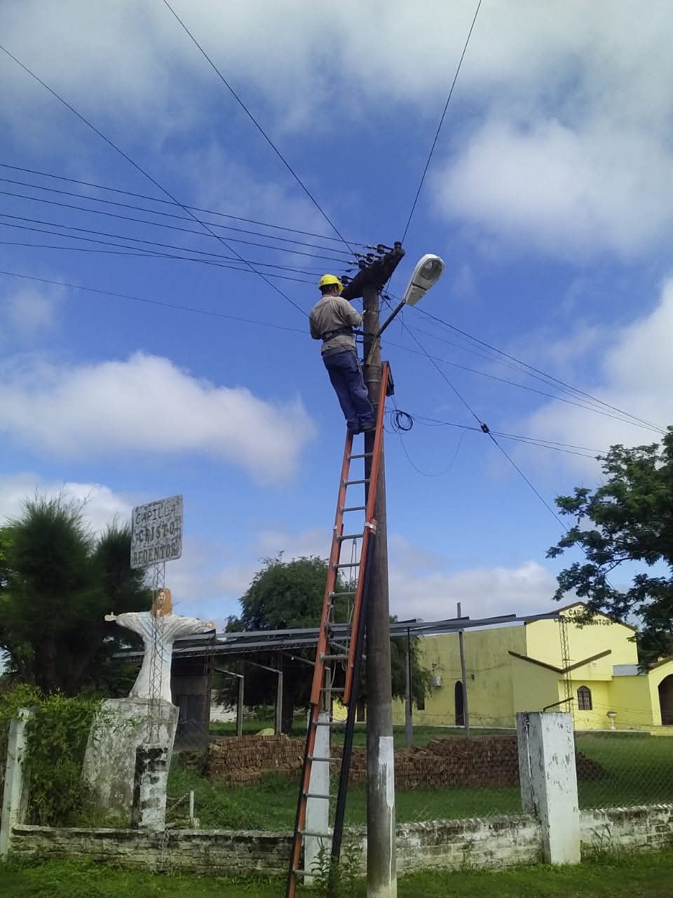 EL MUNICIPIO REALIZÓ NUEVOS ARREGLOS Y CAMBIOS DE ARTEFACTOS LUMÍNICOS EN EL ALUMBRADO PÚBLICO 