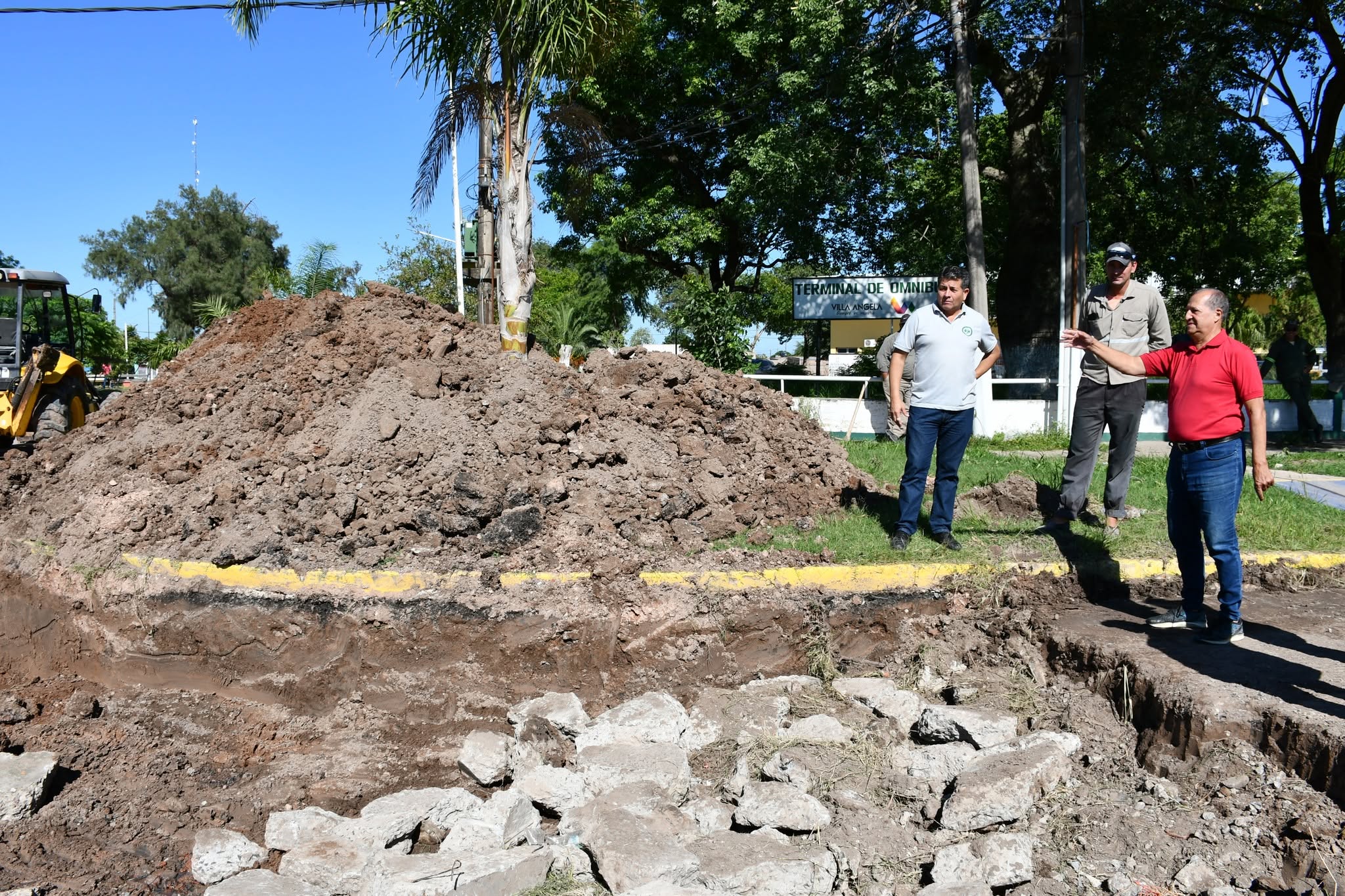TRABAJOS DE BACHEO EN AV. KENNEDY Y BOULEVAR SAN MARTÍN De VILLA ÁNGELA 