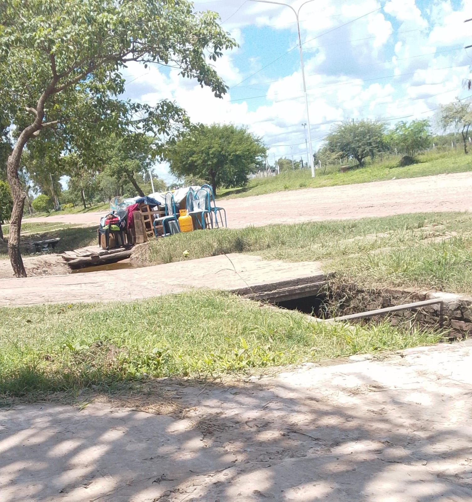 DENUNCIA POR DESALOJO Y AGRESIÓN A UNA MADRE CON TRES HIJOS MENORES EN VILLA ÁNGELA
