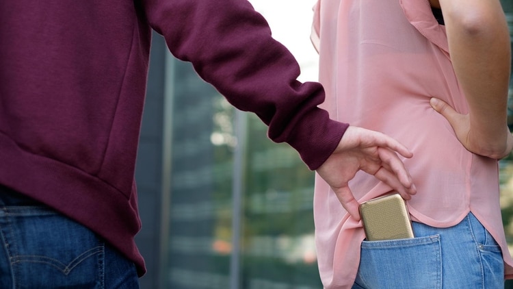 VILLA &Aacute;NGELA: LE ARREBATAN EL CELULAR DESDE SU BOLSILLO TRASERO DEL PANTAL&Oacute;N