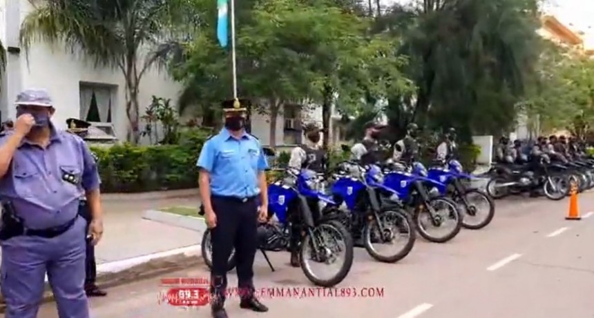 Villa &Aacute;ngela: LA MINISTRA DE SEGURIDAD DE LA PROVINCIA GLORIA SALAZAR ENTREG&Oacute; 4 MOTOS AL PERSONAL POLICIAL | &ldquo;es un elemento muy importante para fortalecer el cuerpo motorizado&rdquo;