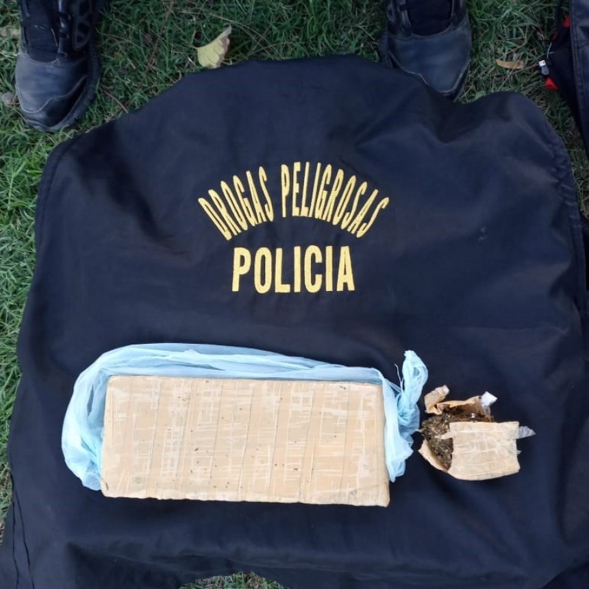 Villa &Aacute;ngela: UN MASCULINO QUE BAJABA EN LA PARADA DE &Oacute;MNIBUS DE 25 DE MAYO FUE DETENIDO CON PORTACI&Oacute;N DE MARIHUANA