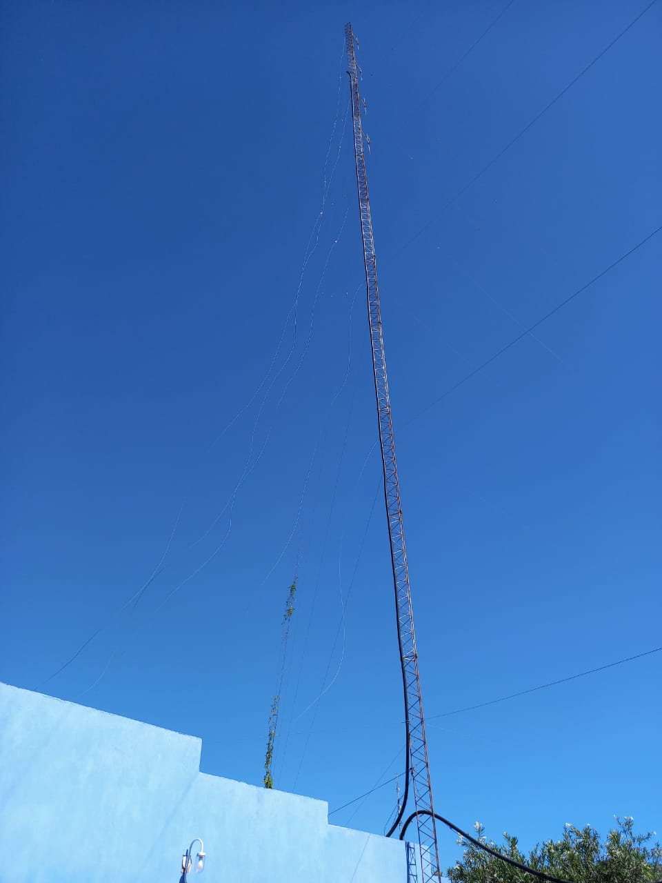 San Bernardo: CORTARON LAS RIENDAS DE LA ANTENA DE UNA RADIO