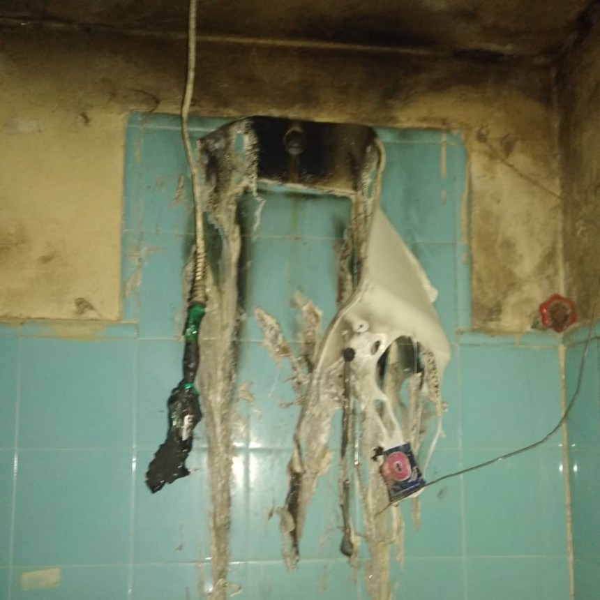 Villa &Aacute;ngela: SE INCENDI&Oacute; UN CALEF&Oacute;N DE PL&Aacute;STICO EN UNA CASA, EL FUEGO LOGR&Oacute; SER CONTROLADO